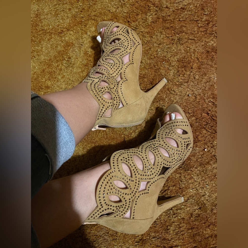 Heels - Picture 2 of 4